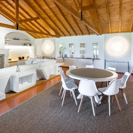 Sleeps 8 Pool Air Con Wifi *