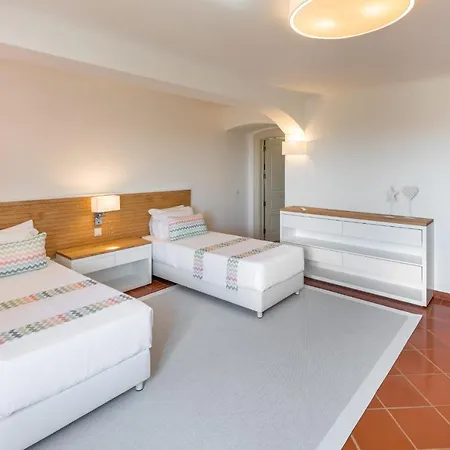 Sleeps 8 Pool Air Con Wifi
